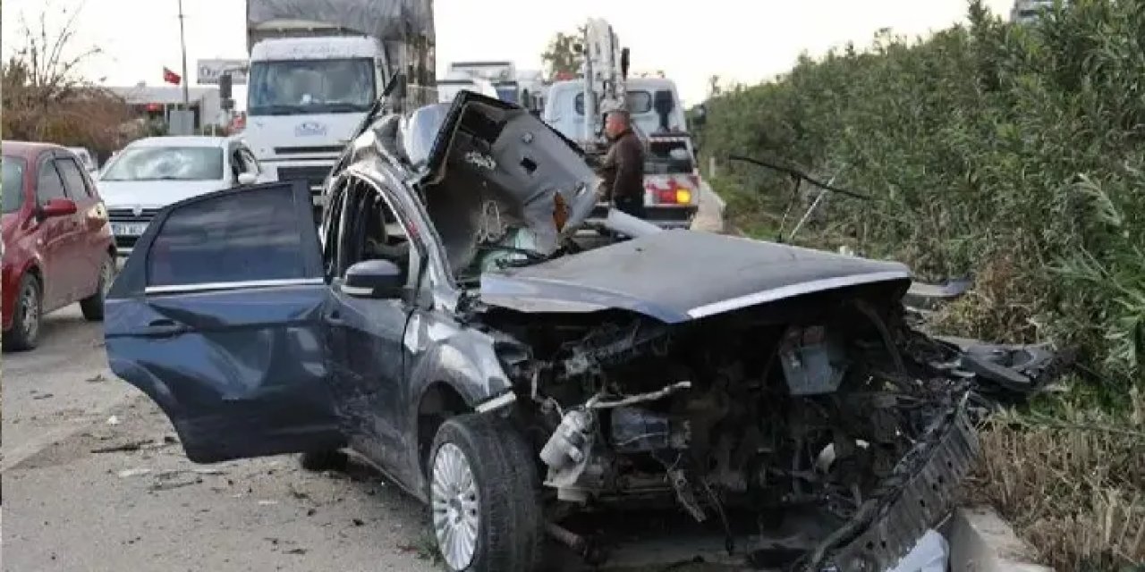 Kontrolden çıkan otomobil işçi servisine çarptı! Ölü ve yaralılar var