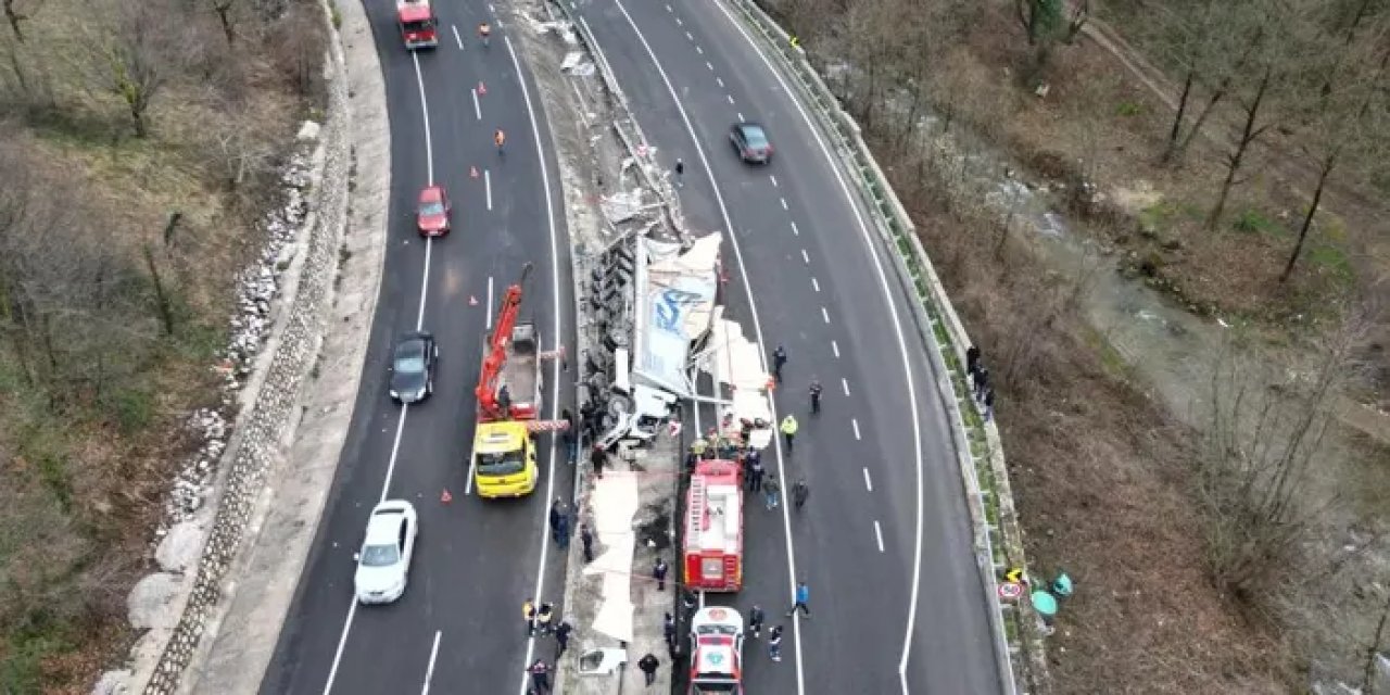 Bursa'da tır kontrolden çıkıp refüje çarptı! 1 ölü