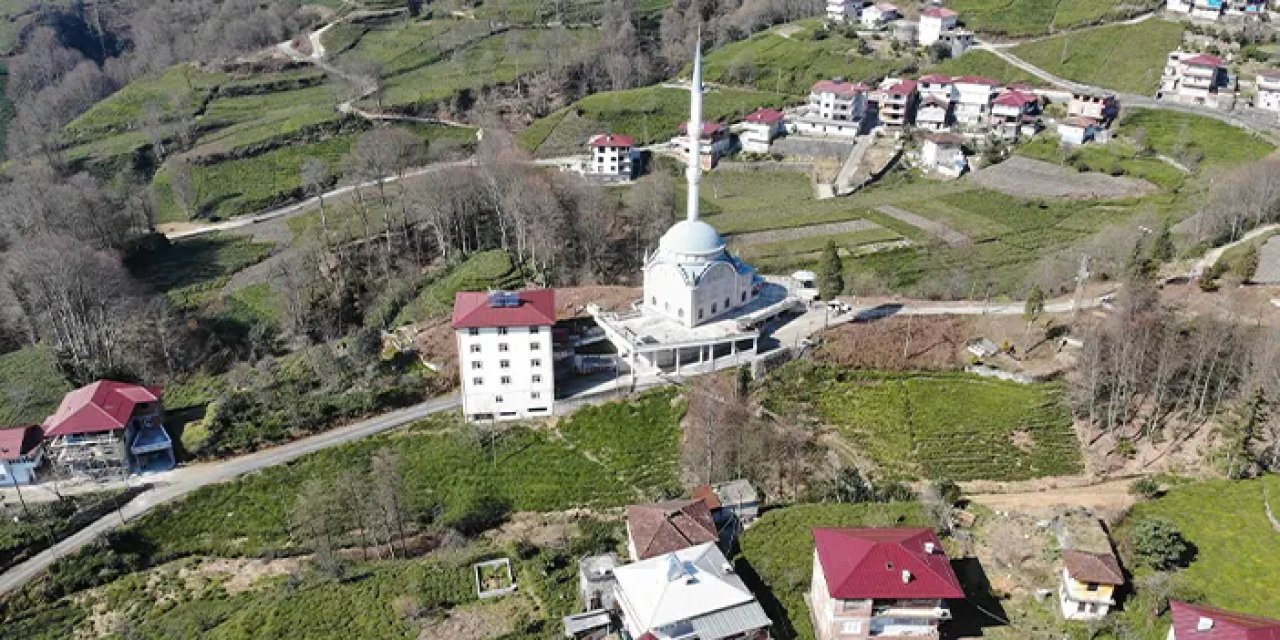 Rize'de cami ve kurs binası altından geçen yol ilgi çekiyor