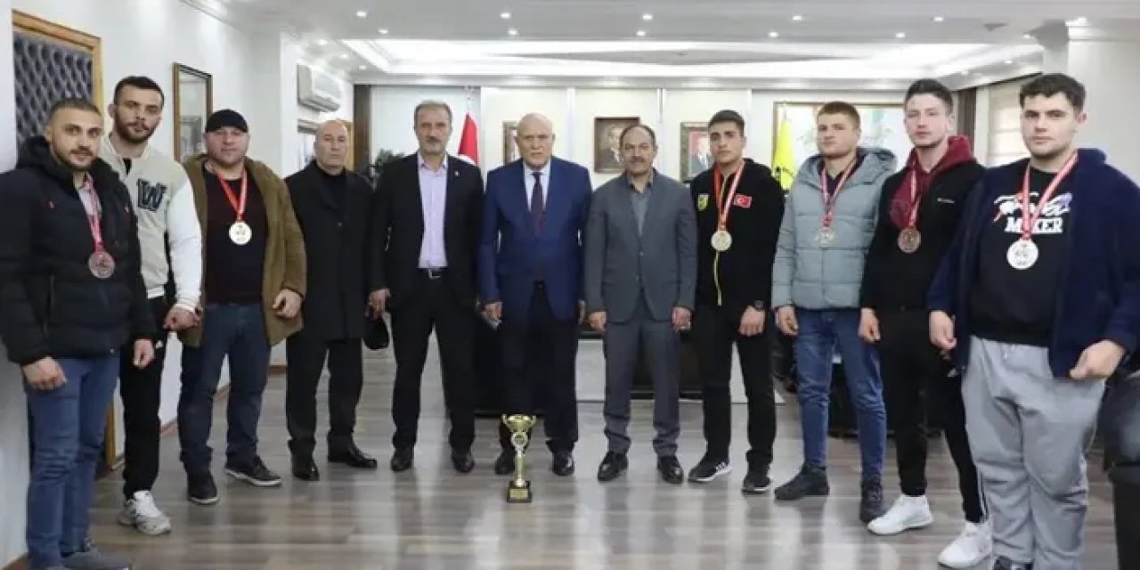 Bayburt'ta Başkan Pekmezci'den sporculara altın