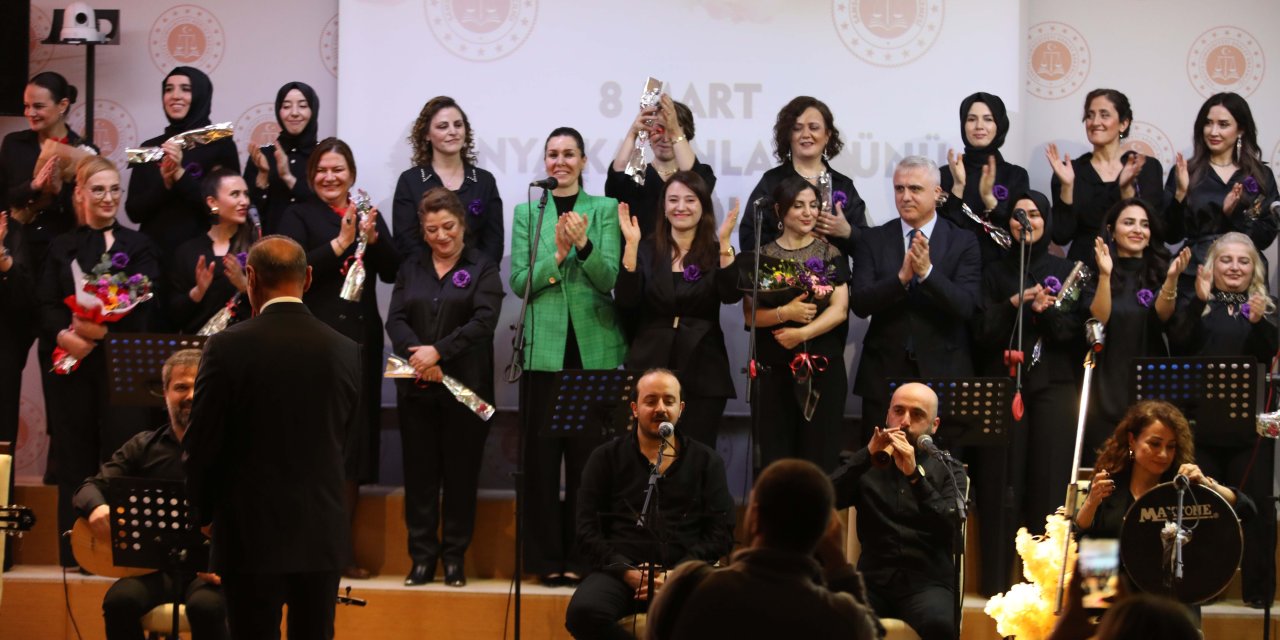 Samsun adliyesinde hakim savcı ve memur kadınlar konser verdi