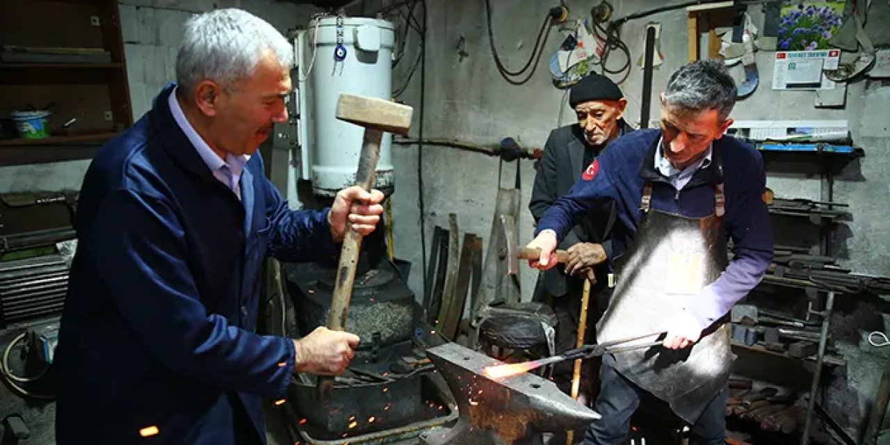 Gönüllü çırak olup mesleği öğrendi! El yapımı bıçaklar üretiyor
