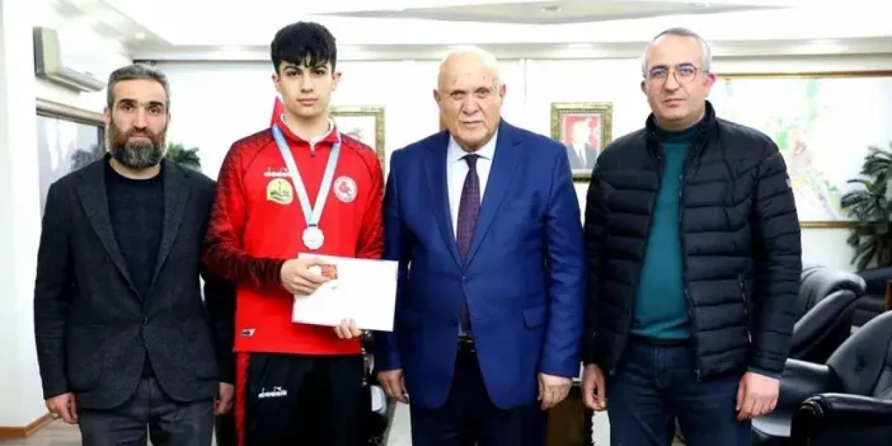 Bayburt'ta Başkan Pekmezci'den Kung Fu Türkiye ikincisine ödül