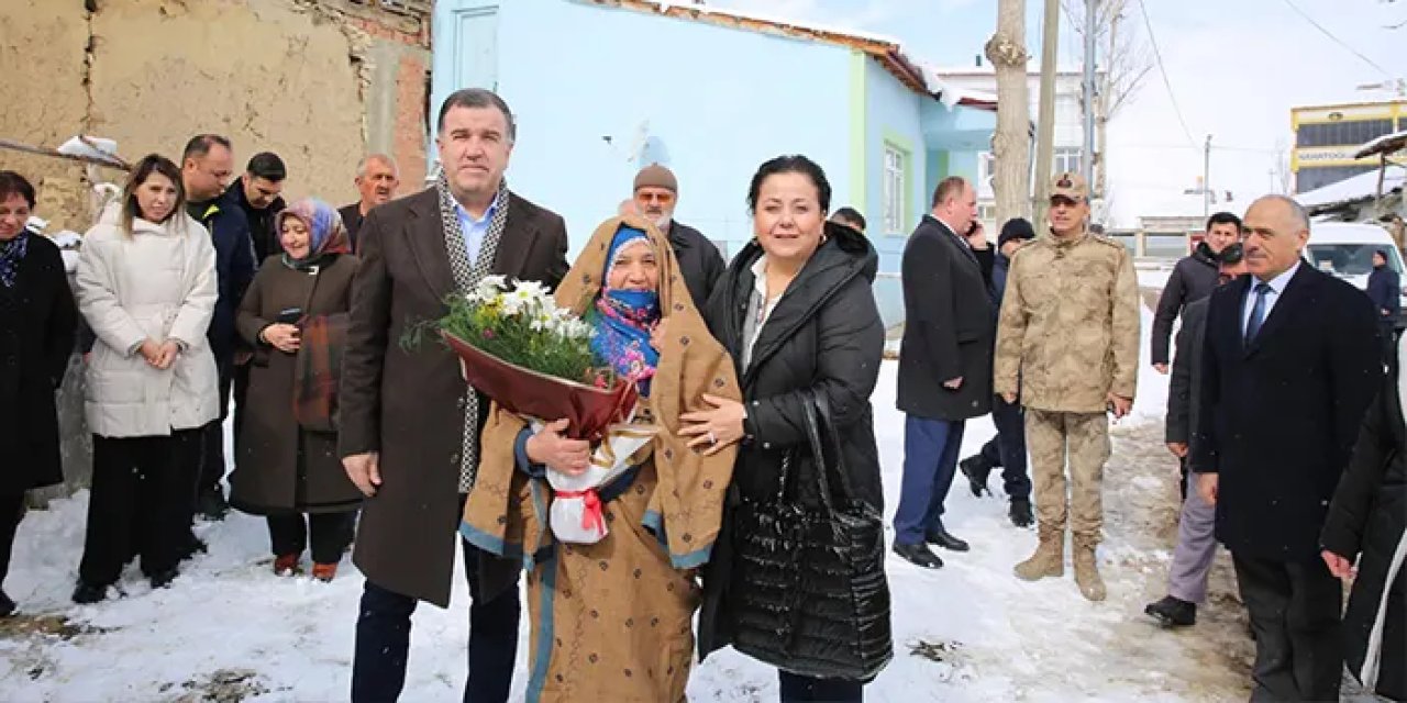 Bayburt Valisi Eldivan eşiyle birlikte vatandaşlarla bir araya geldi