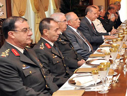 YAŞ yemeğinde suratlar asık