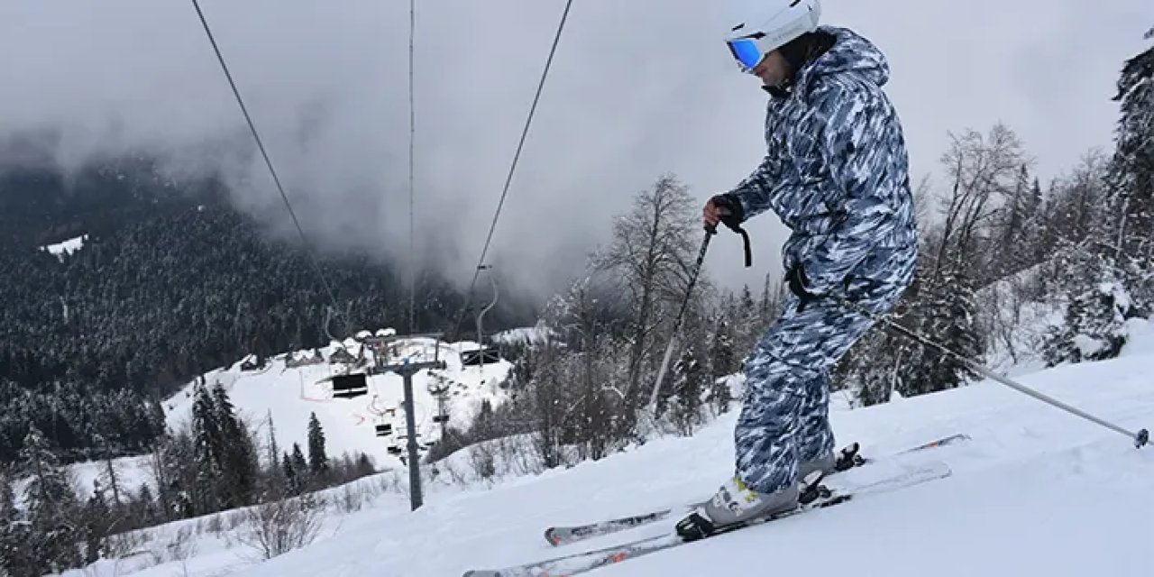 Artvin'de kayakseverler karın tadını çıkarıyor