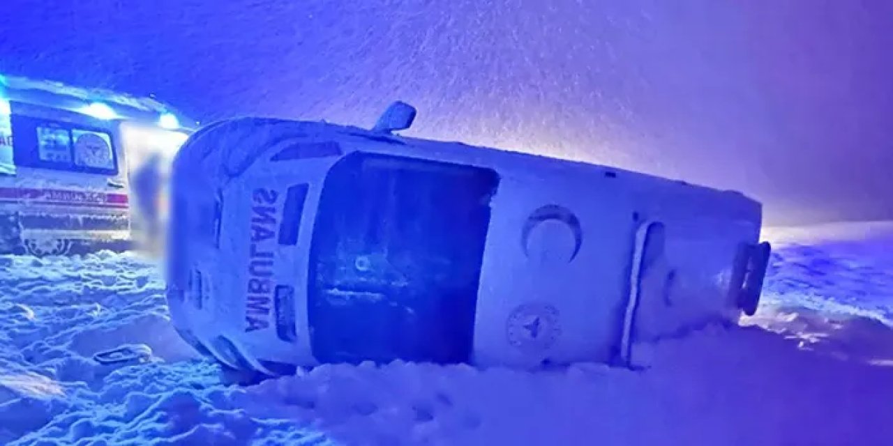 Hakkari'de kontrolden çıkan ambulans devrildi