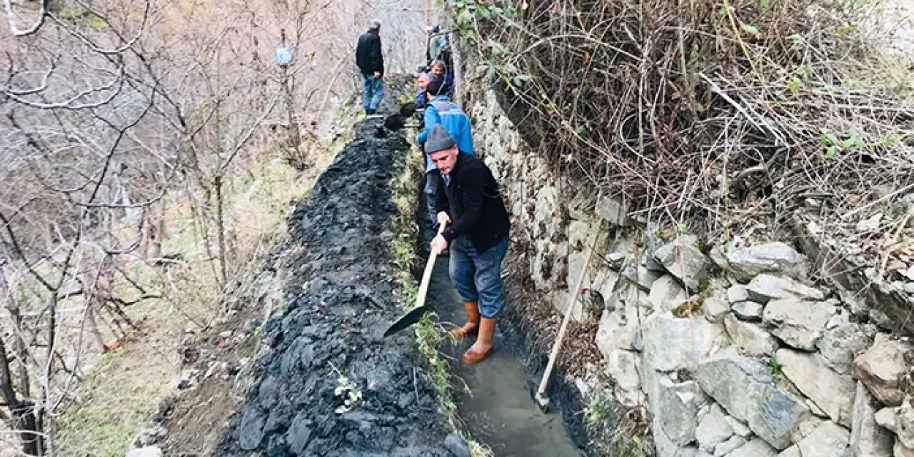 Artvin'de su kanalını imece usulüyle temizlediler