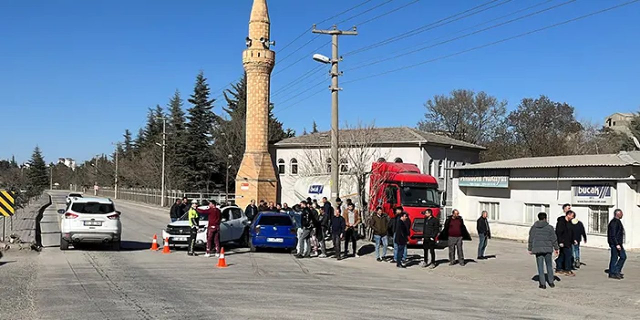 Niğde'de otomobiller kavşakta çarpıştı: 3 yaralı