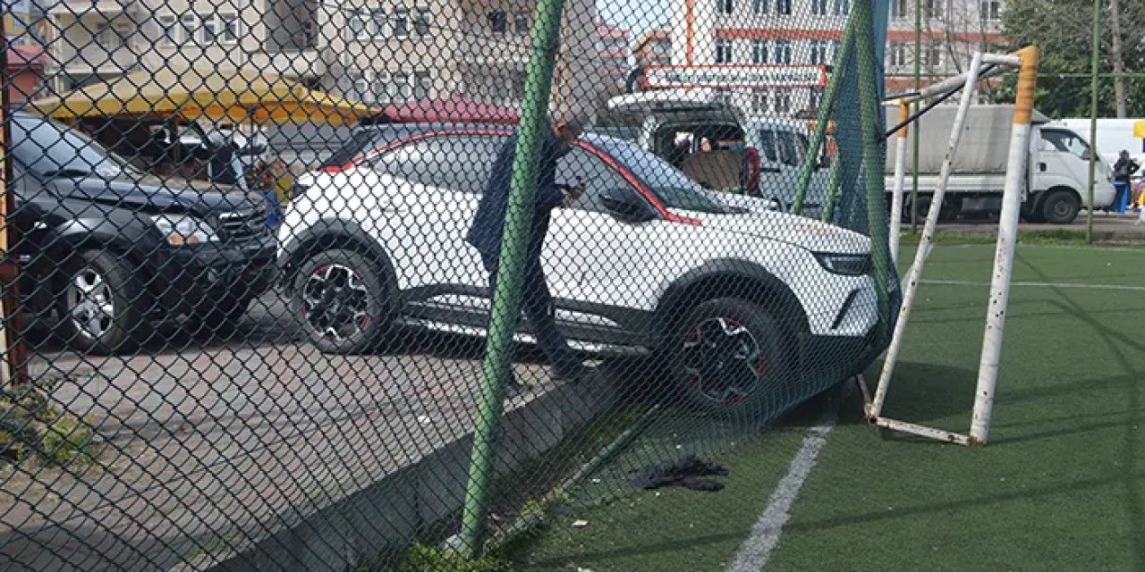 Giresun'da korku dolu anlar! Kontrolden çıkan cip okul kapısına, park halindeki araçlara ve 2 kişiye çarptı