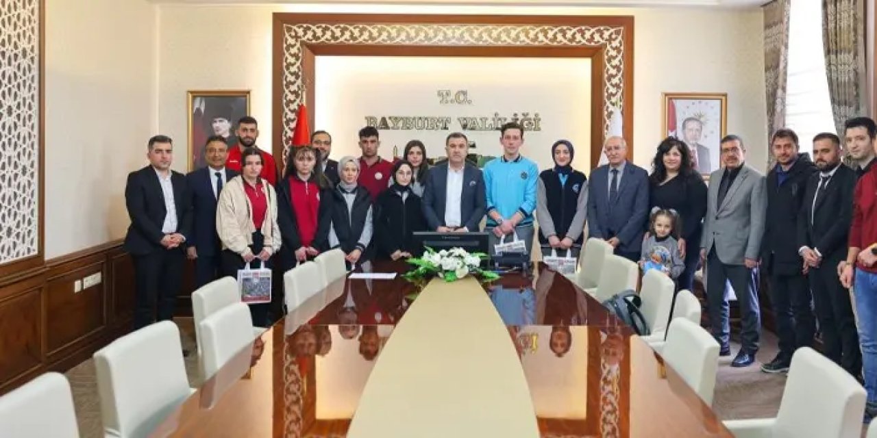 Bayburt'ta Vali Eldivan öğrencileri ağırladı