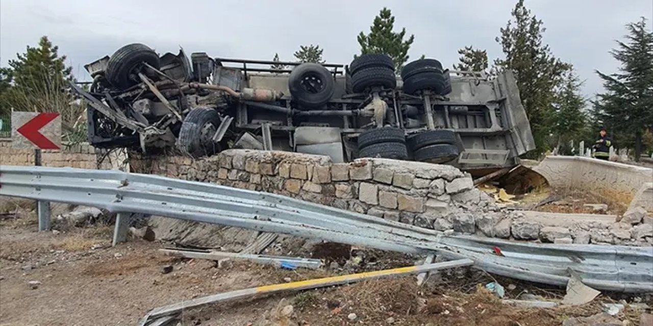 Tır mezarlığa devrildi! Sürücü yaralandı