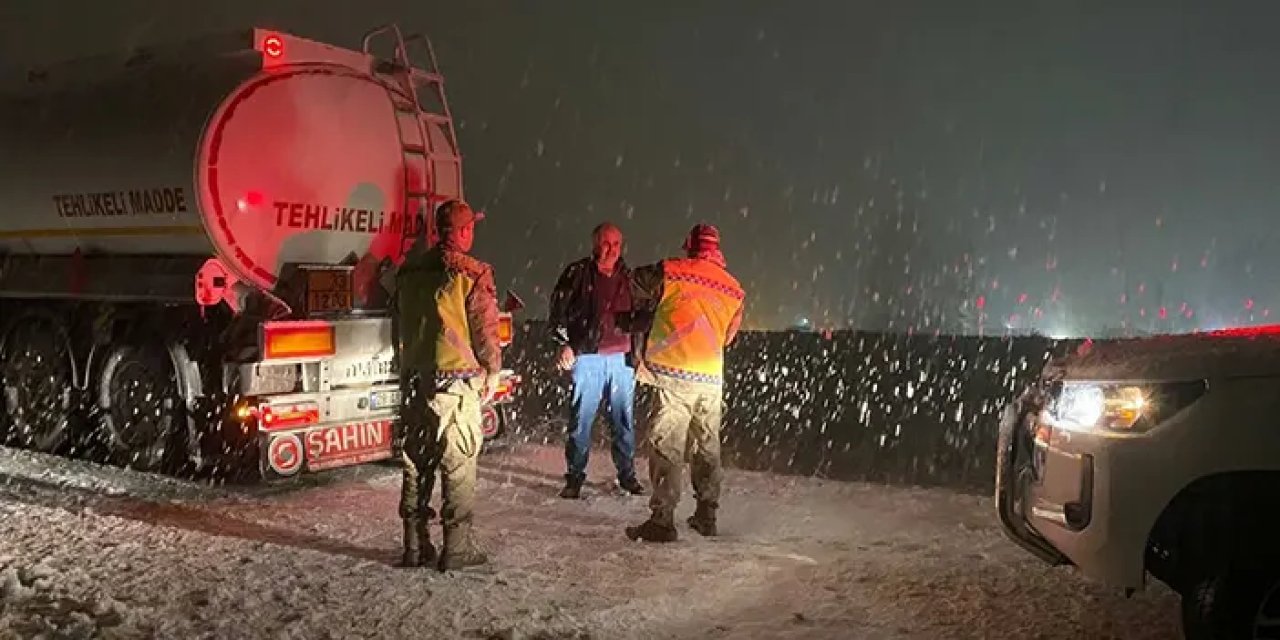 Kar ve tipi Gümüşhane yolunda ulaşımı aksattı