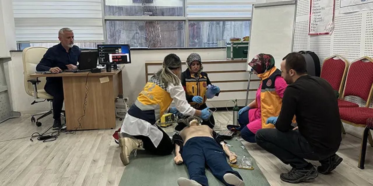 Trabzon'da acil sağlık eğitim birimi personelini göreve hazırlıyor