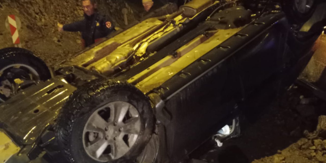 Artvin'de otomobil kaya parçasına çarparak devrildi! 4 yaralı