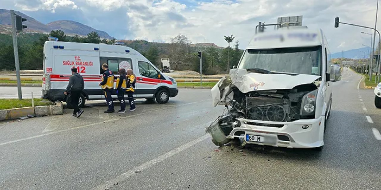 Tokat'ta ambulans ile minibüs çarpıştı! 2 kişi yaralandı