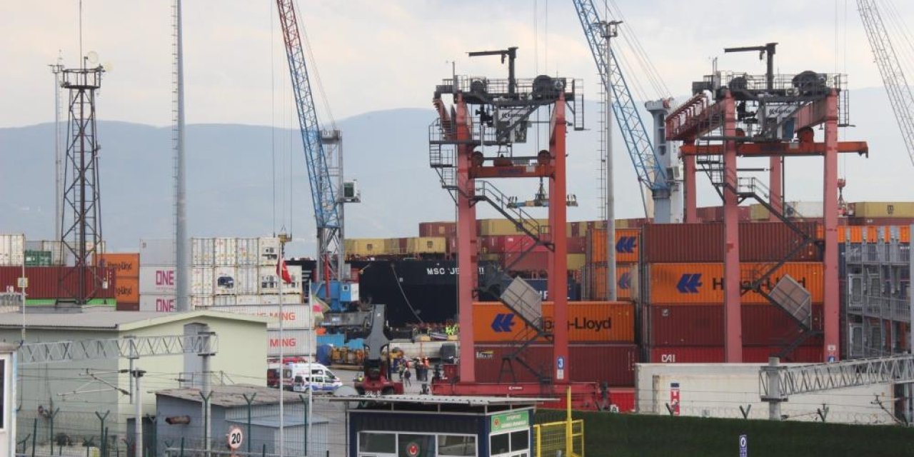 Kocaeli'nde limana yaklaşan gemi duramadı! Vinçler domino taşı gibi devrildi