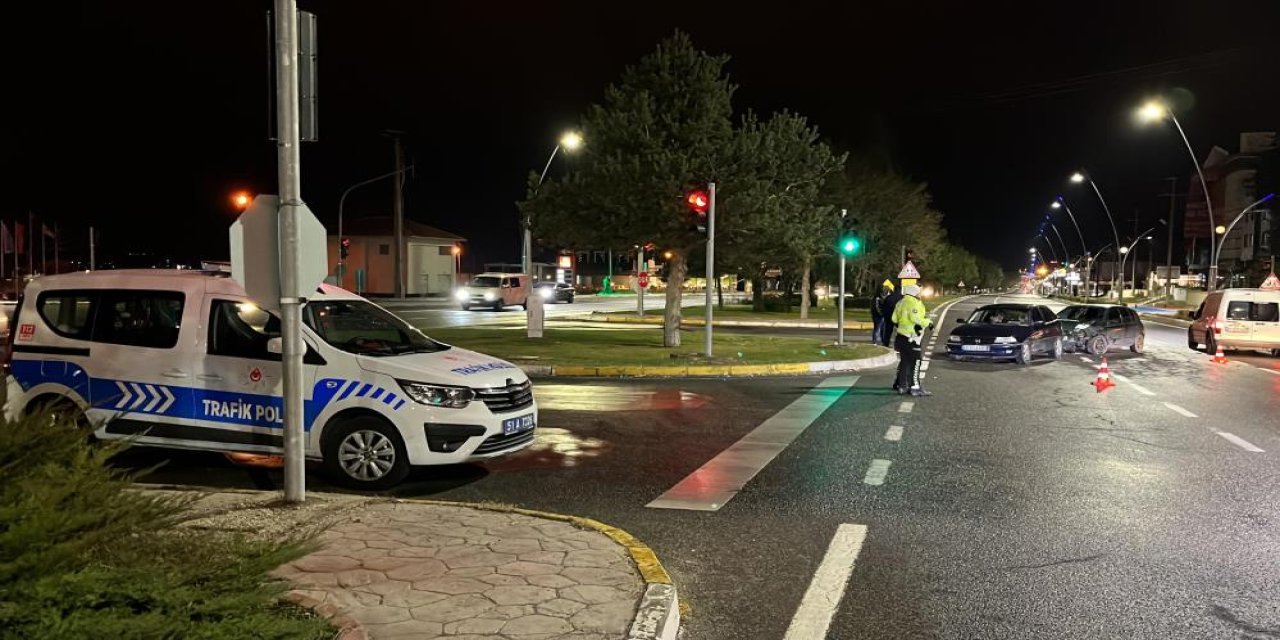 Niğde'de Kırmızı ışık ihlali kazaya neden oldu! 2 yaralı