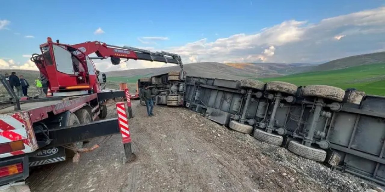 Siirt'te güneş paneli taşıyan tır devrildi! Sürücü yaralandı