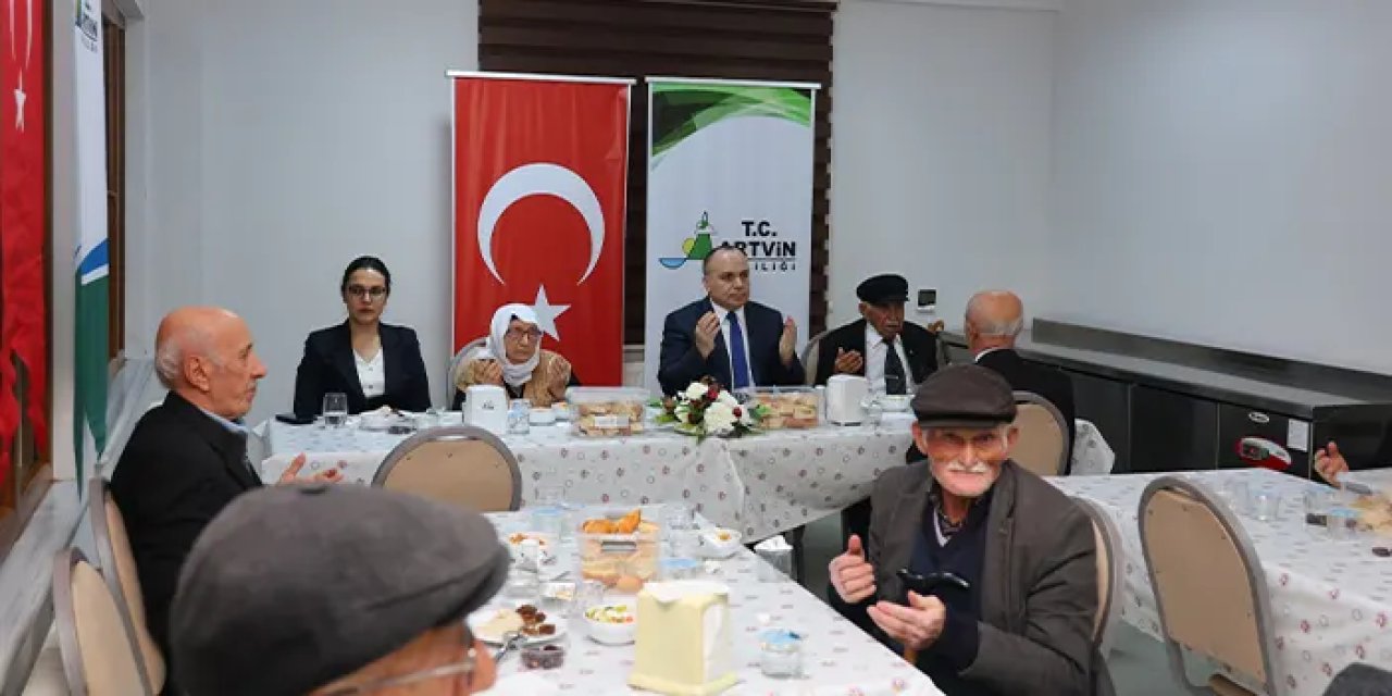 Artvin Valisi Ünsal huzurevi sakinleri ile bir araya geldi