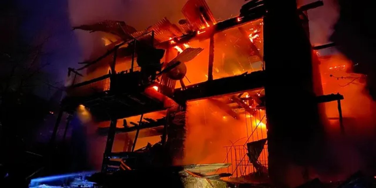 Artvin’de ahşap ev alev alev yandı