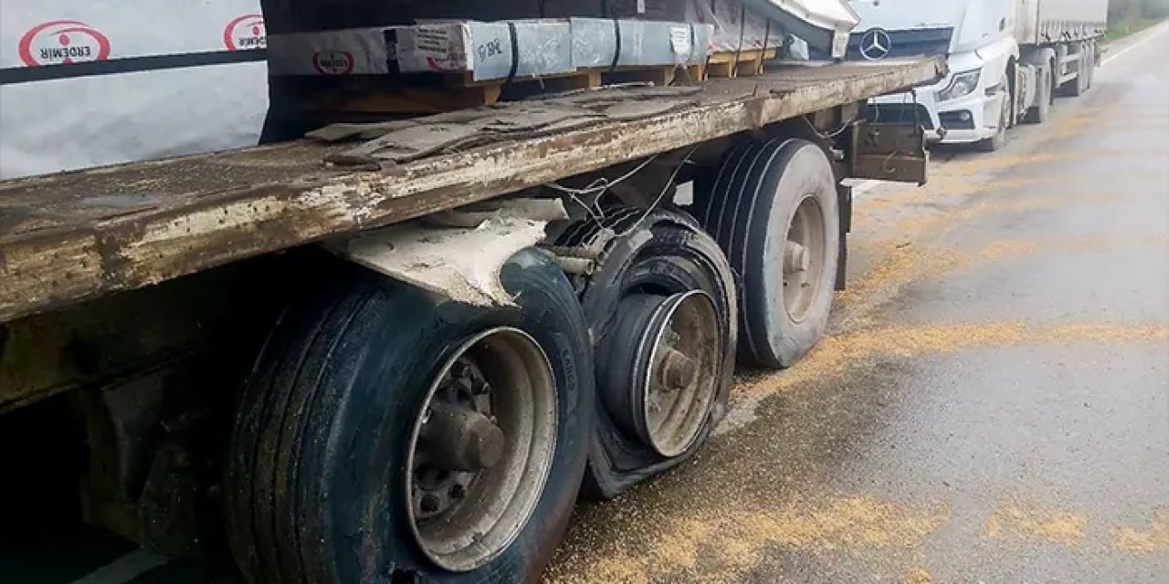 Bursa'da işçi servisi ile tır çarpıştı! 8 kişi yaralandı