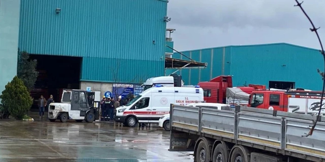 Kocaeli'de el freni çekilmeyen tır kamyon sürücüsüne çarptı