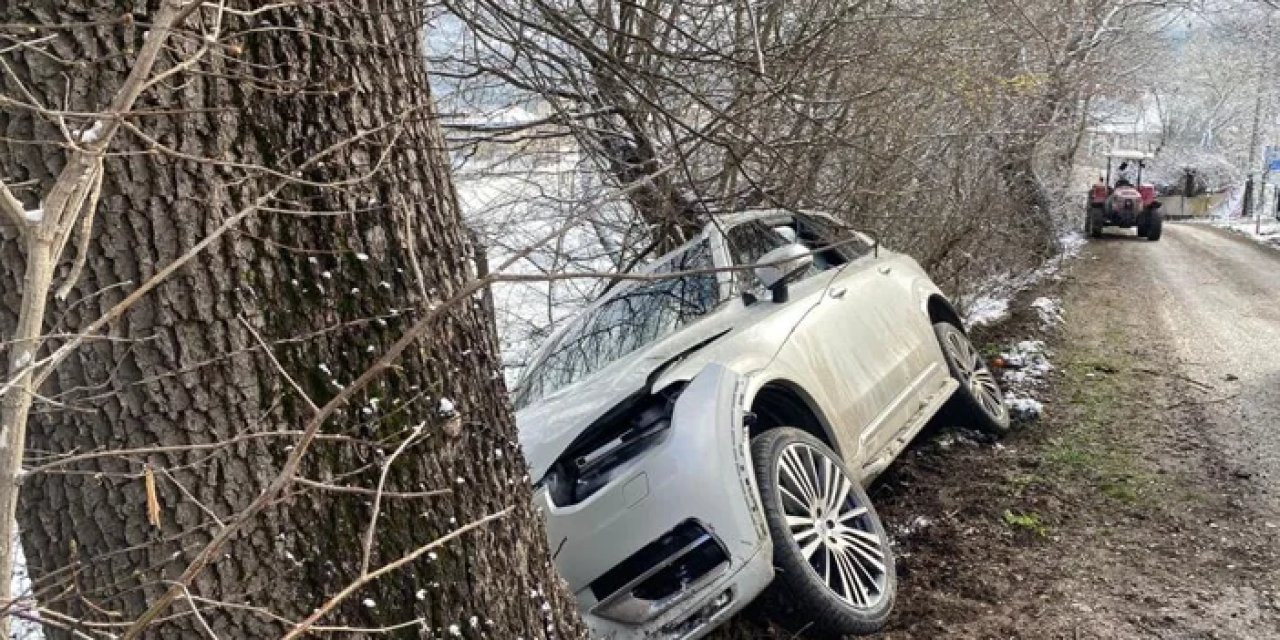 Bolu'da kontrolden çıkan araç ağaca çarptı: 3 yaralı