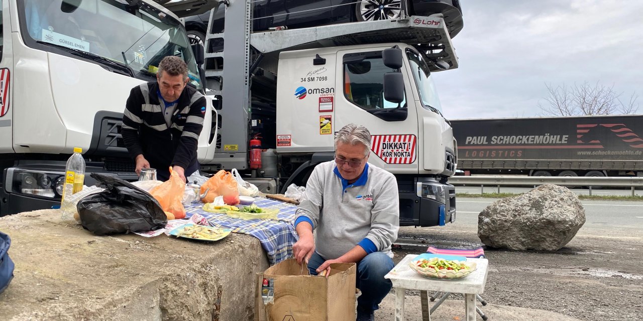 Artvin’de tır kuyruğunda iftar telaşı! Sınır kapısında sofralarını kurdular