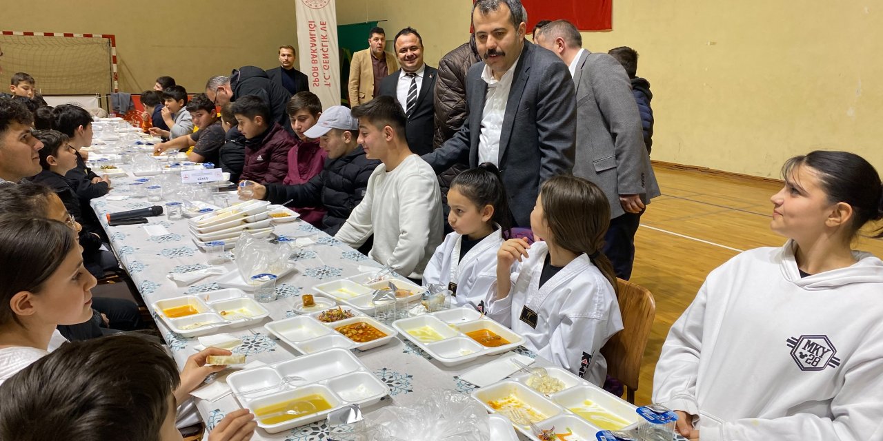 Samsun'da Kaymakam Özgür Kaya sporcularla iftarda buluştu
