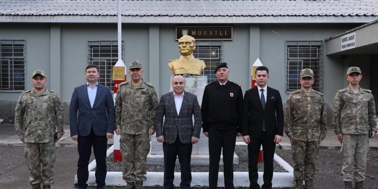 Artvin Valisi Ünsal sınırda Mehmetçik'le bir araya geldi