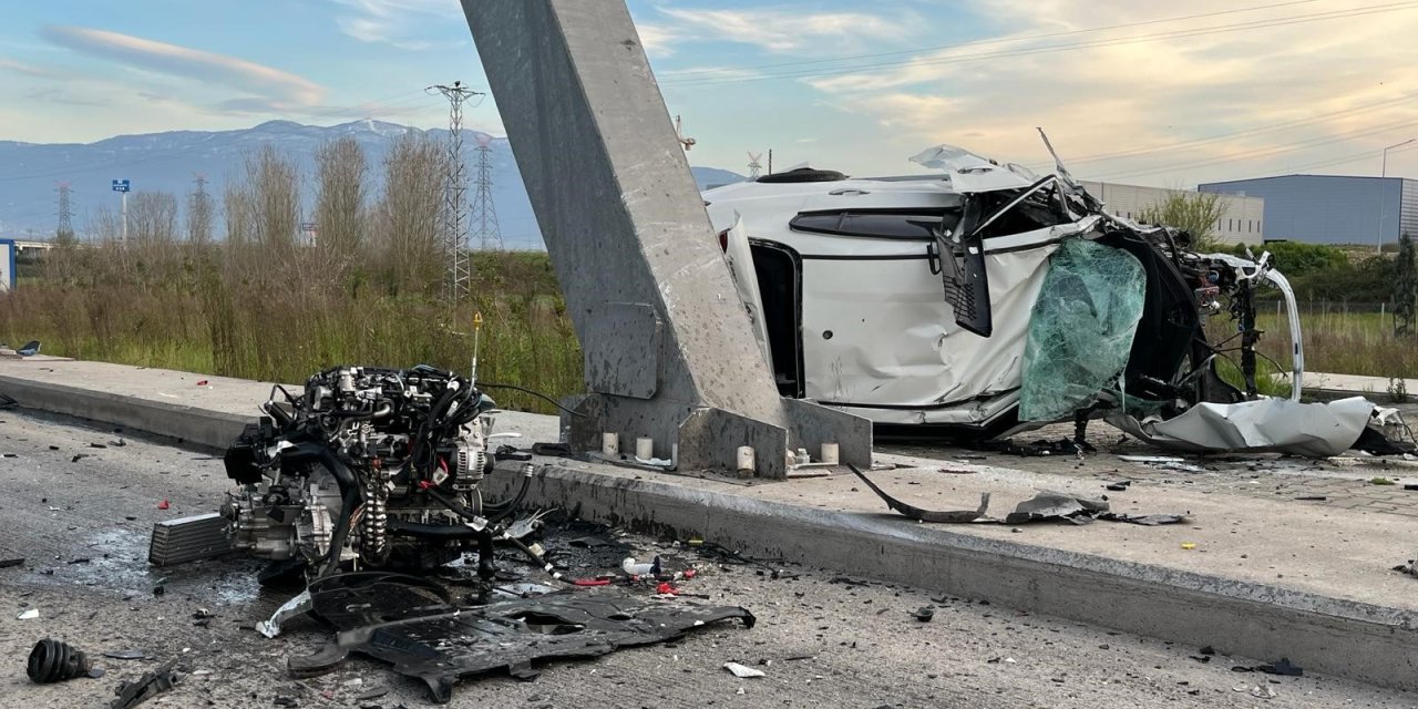 Kocaeli'nde bir otomobil gişeye çarpıp taklalar attı! 1 yaralı