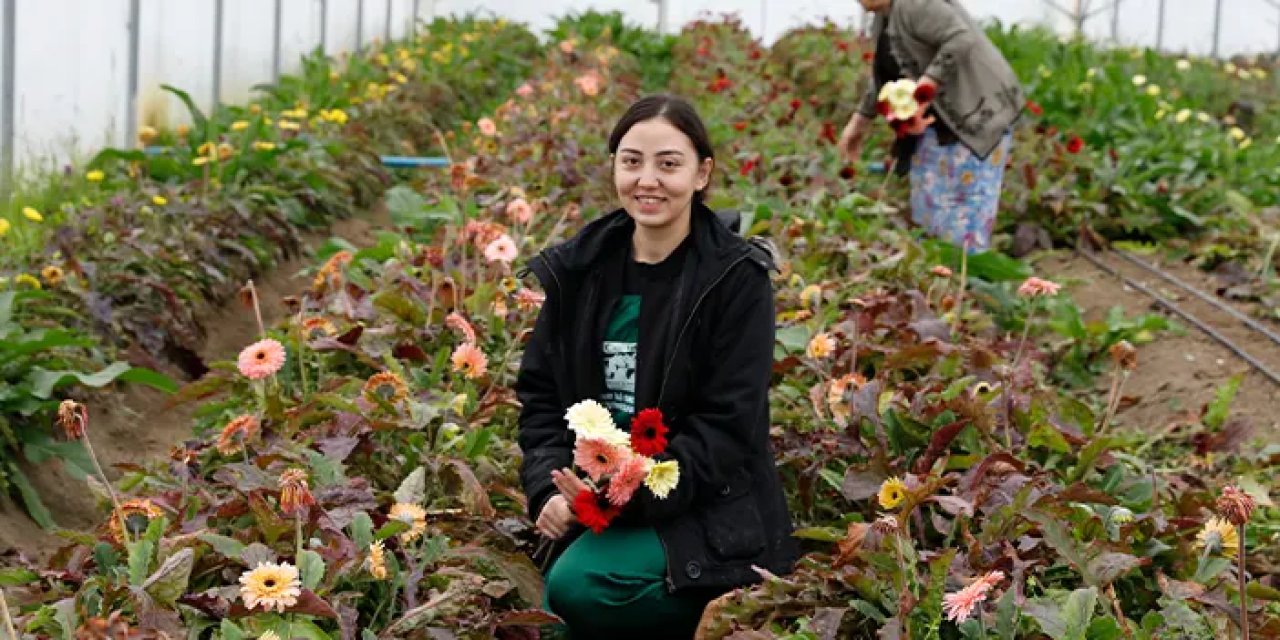 Samsun'da aldığı destekle ailesinin çiçek serasını büyüttü