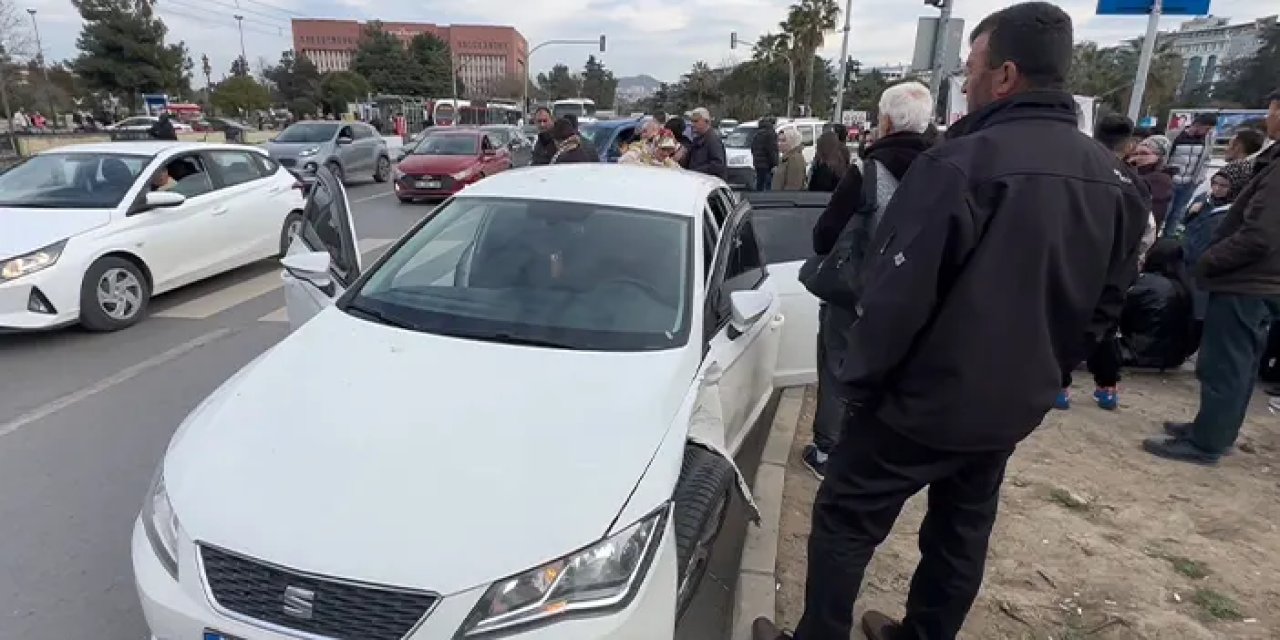 Facianın eşiğinden dönüldü! Araç yayaların bulunduğu refüje çıktı