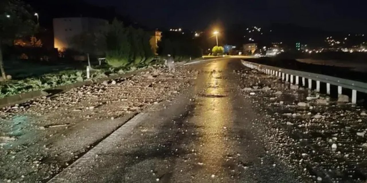 Trabzon'un komşu ilinde deniz taşkını! Karadeniz Sahil Yolu'nda ulaşım aksadı
