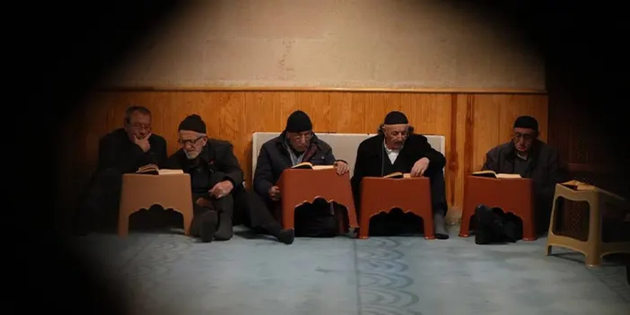 Asırlık hatim geleneği Selçuklu mirası camide yaşatılıyor