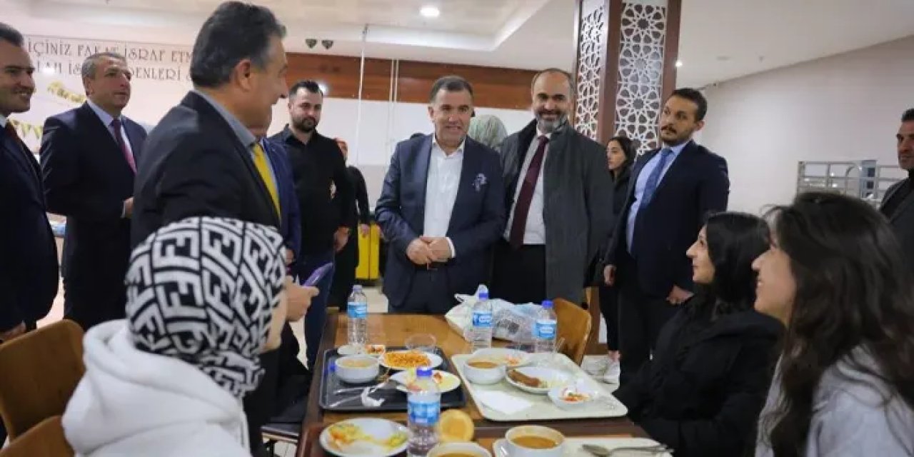 Bayburt'ta Vali Eldivan iftarda gençlerle buluştu
