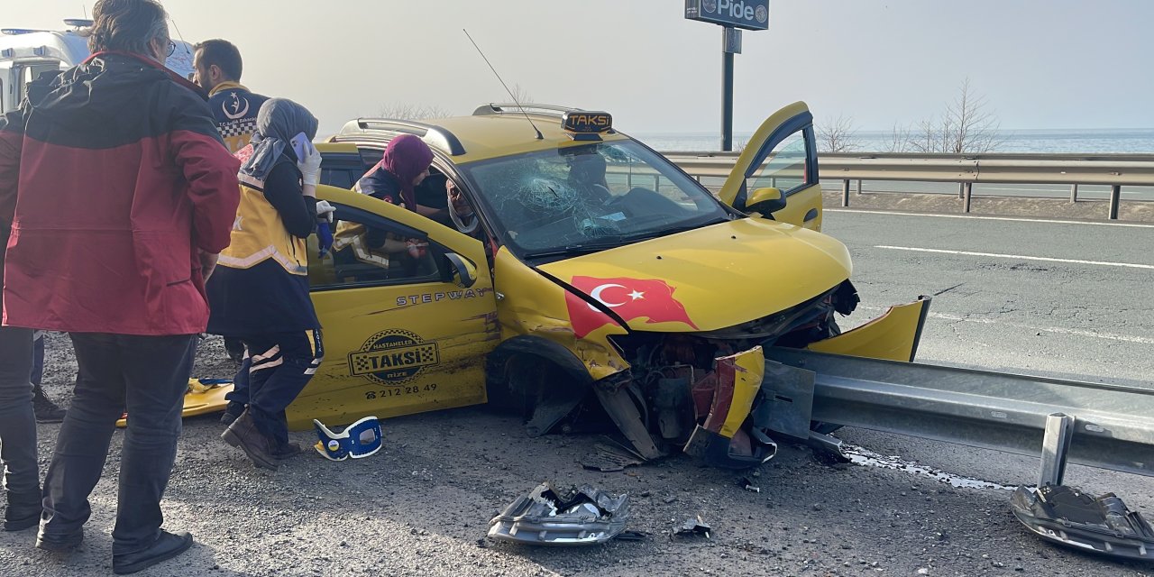 Rize'de cenazeden dönen araç bariyerlere çarptı! 4 yaralı
