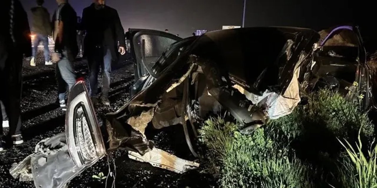 Feci kazada otomobil ikiye bölündü! Ölü ve yaralılar var