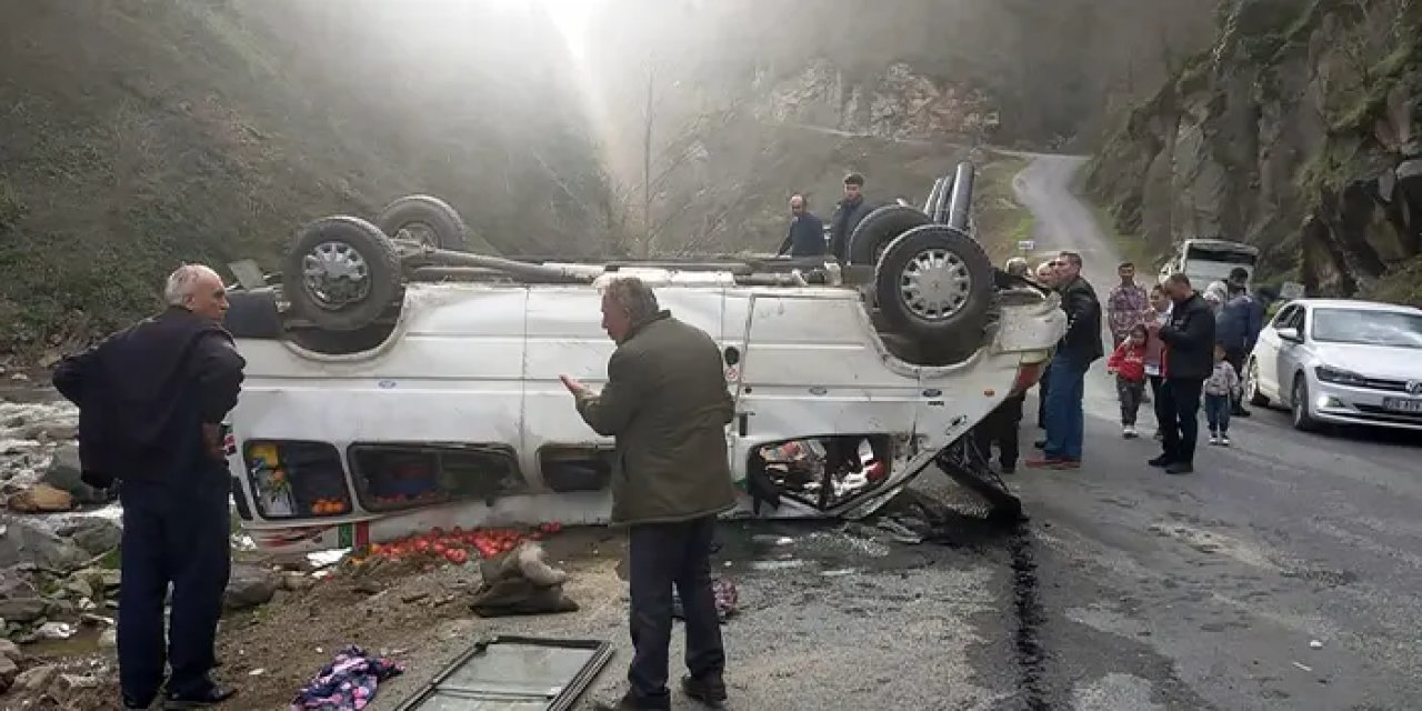 Yolcu taşıyan minibüs devrildi: Yaralılar var