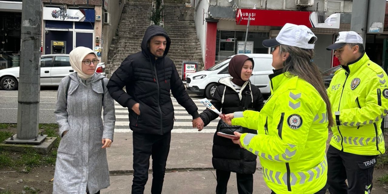 Samsun'da polislerden trafik kuralları bilgilendirme çalışması