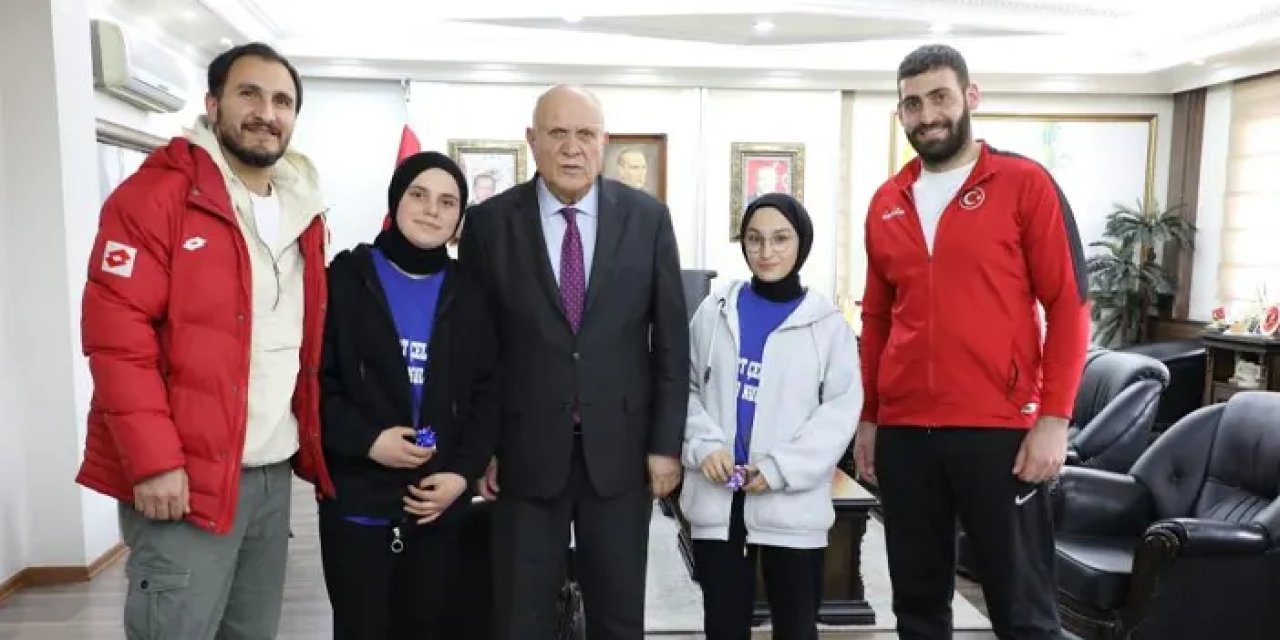 Bayburt'ta Başkan Pekmezci'den demir bileklere altın