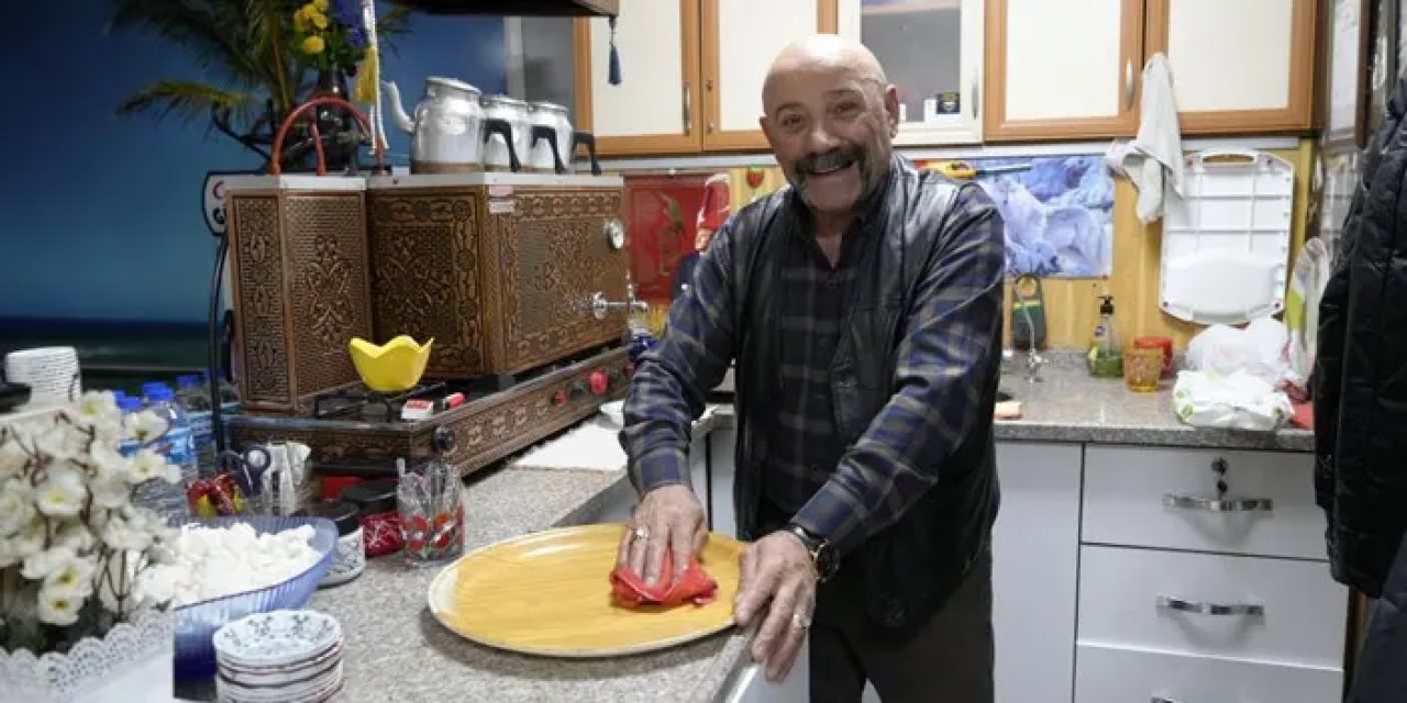 Gümüşhane'de her oyundan sonra ıstaka ve taşları temizliyor