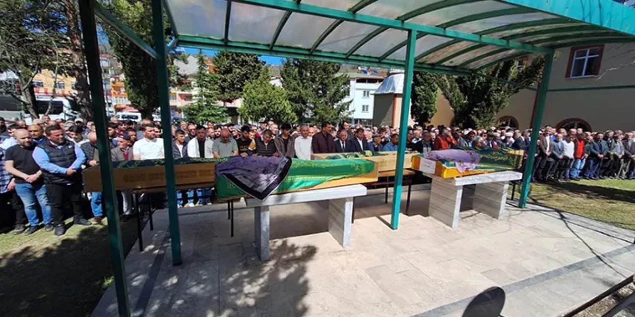 Trafik kazasında ölen 4 kişinin cenazeleri Ordu'da defnedildi