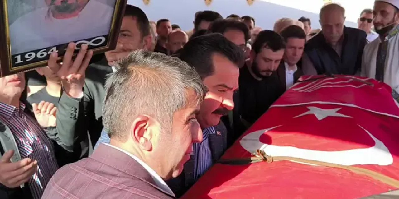 Çöken balkondan düşüp ölen CHP'li ilçe başkan yardımcısı toprağa verildi