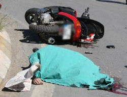 Motosikletli kardeşleri kaza ayırdı