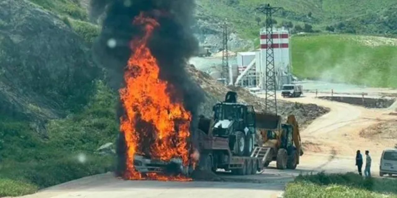 Hatay'da tır yangını! İş makinesi yüklüydü
