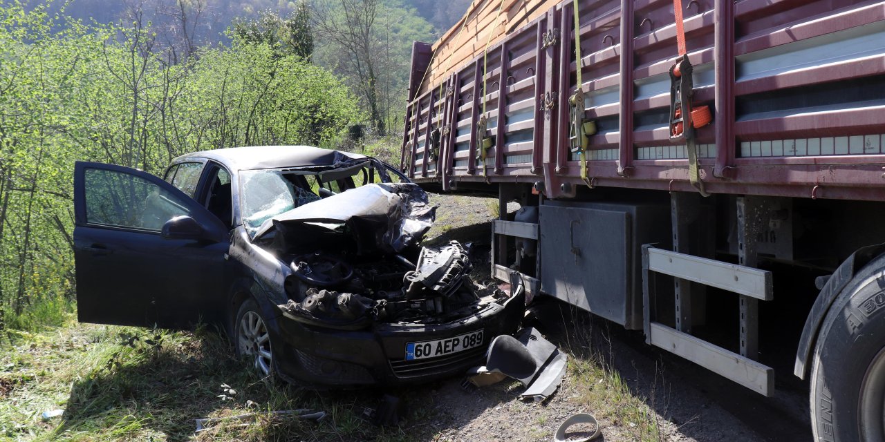 Ünye’de tırın dorsesi otomobile çarptı: 1 yaralı