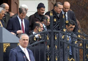 Başbakan'ın yanına silahla geldi