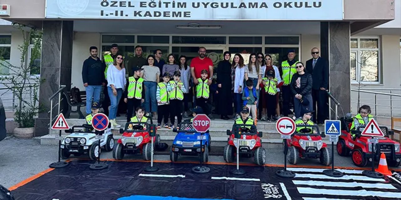 Otizmli çocuklar "farkındalık günü" etkinliklerinde jandarma ekipleriyle eğlendi